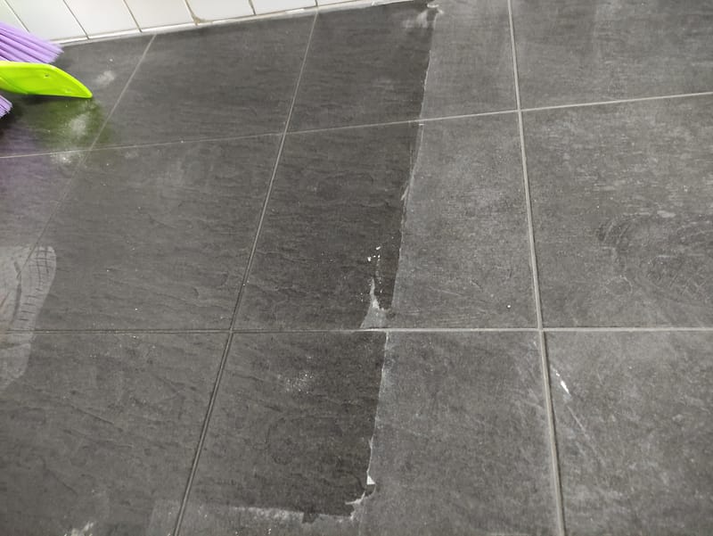 Kitchen floor tiles cover and uncover the difference